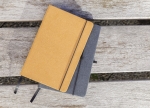 Recyceltes Notizbuch Leather | A5 | Linien farbe braun Lifestyle-Bild