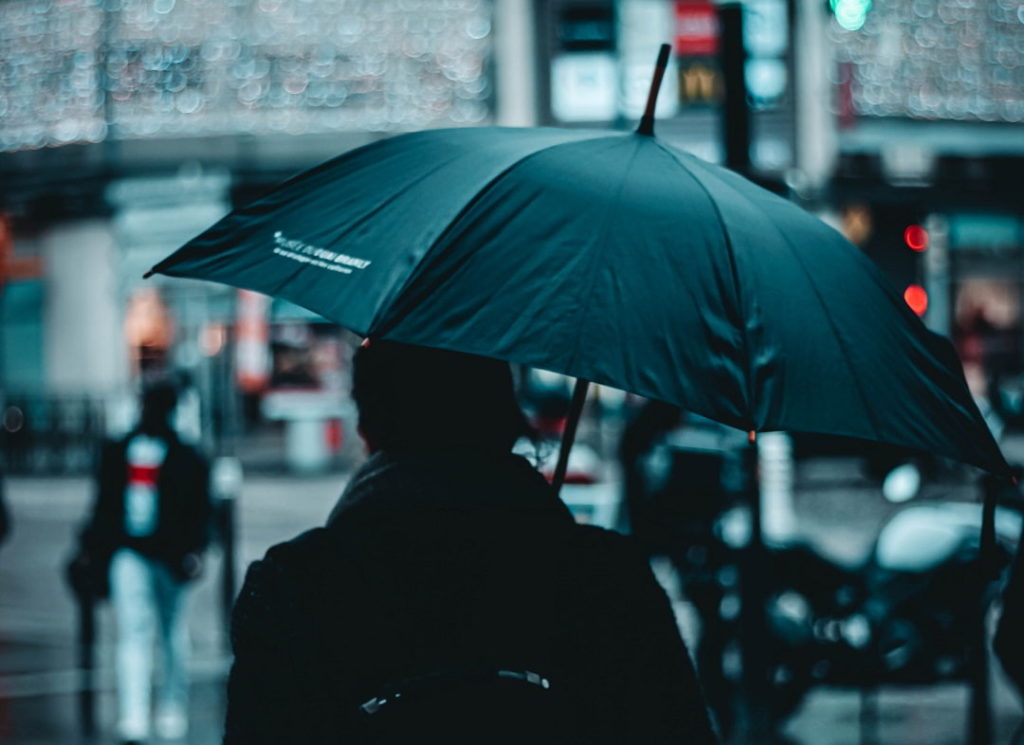 Schwarzer Regenschirm mit Firmenlogo bedruckt