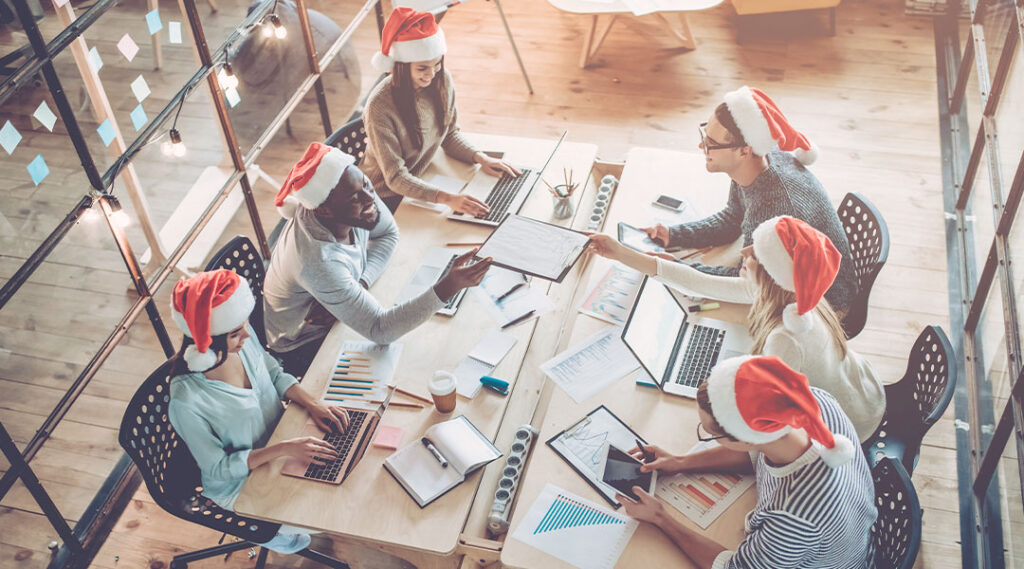 Teammitglieder im Weihnachtsoutfit