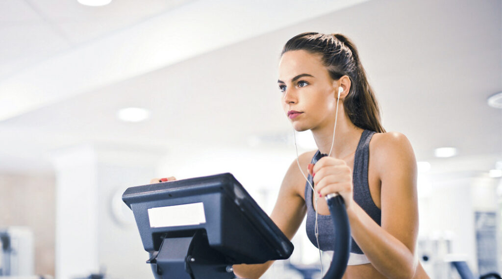 Kopfhörer im Fitnessstudio