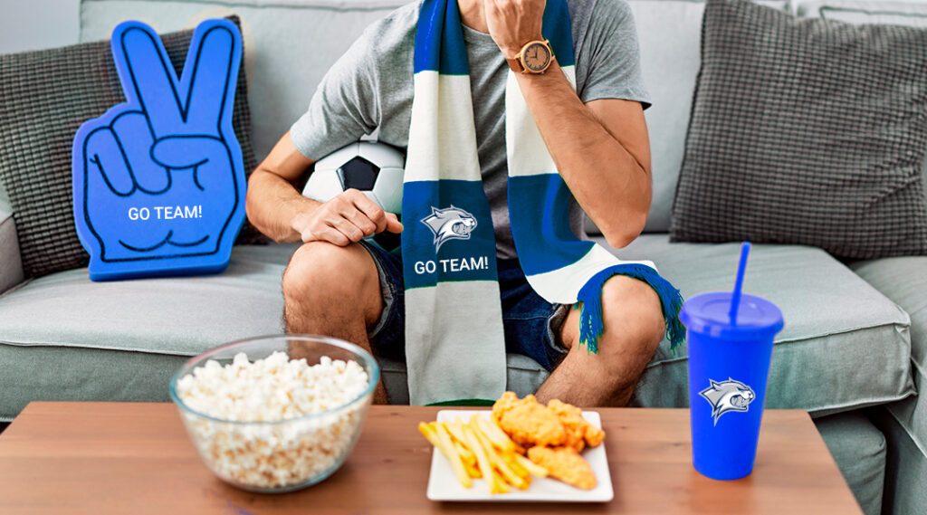 Sportfan auf Sofa