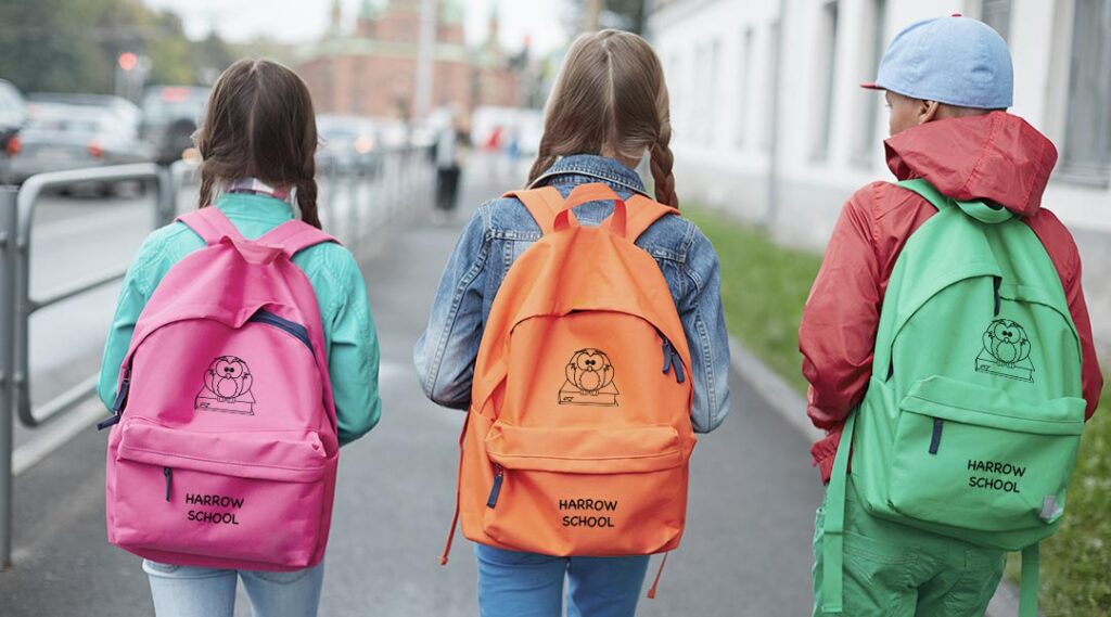 Schüler mit Rucksack als Schulmerchandising