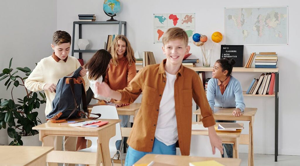 Klassenzimmer mit Schülerinnen und Schülern