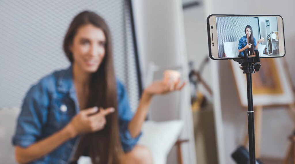 Influencerin mit Smartphone