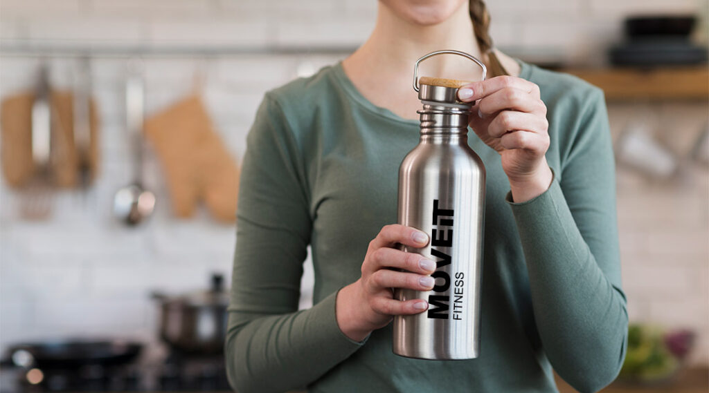 Eine Flasche mit Logo reinigen