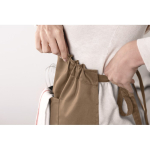 Küchenschürze mit Fronttaschen und verstellbarem Nackenband, 190 g/m2 farbe camel Stimmungsbild zweite Ansicht