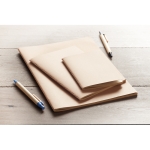 Nachhaltiges A6-Notizheft mit Karton-Cover und cremefarbenen Seiten farbe beige Stimmungsbild