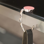 Taschenaufhänger aus Metall mit Kunstledereinsatz zum Verschenken vierte Ansicht