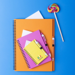 Notizbuch mit Soft-Touch-Cover aus recyceltem Karton mit Kuli, A4 Ansicht in Umgebung