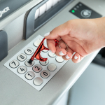 Berührungsfreier Schlüsselanhänger aus Metall mit integriertem Stift