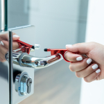 Berührungsfreier Schlüsselanhänger aus Metall mit integriertem Stift zweite Ansicht