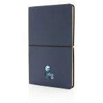 Liniertes A5-Notizbuch mit flexiblem PU-Cover mit Quer-Verschlussband farbe marineblau Ansicht mit Logo