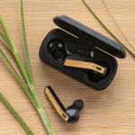 Bluetooth-Kopfhörer mit Bambusdetails in einer Ladebox farbe schwarz Lifestyle-Bild