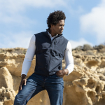 Atmungsaktive Weste aus recyceltem Softshell, 300 g/m2, MKT Jandro Ansicht in Umgebung