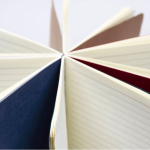 A5-Notizbuch mit Kartoneinband und linierten Seiten