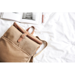 Eleganter Rucksack aus RPET mit gepolstertem Laptopfach bedrucken farbe hellbraun Lifestyle-Bild