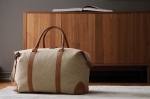 Hochwertige recycelte Canvas-Reisetasche mit Riemen mit Logo farbe beige Lifestyle-Bild 2