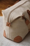 Hochwertige recycelte Canvas-Reisetasche mit Riemen mit Logo farbe beige Lifestyle-Bild 3