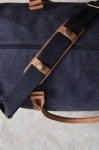 Hochwertige recycelte Canvas-Reisetasche mit Riemen mit Logo farbe marineblau Lifestyle-Bild 3