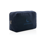 Kulturbeutel aus recyceltem Canvas für Reisen, 285 g/m² farbe marineblau Ansicht mit Logo