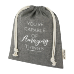 Mittelgroße Tasche aus recycelter Baumwolle mit Kordelzug, 150 g/m² farbe schwarz Ansicht mit Siebdruck