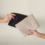 Samtkulturbeutel mit goldenen Details am Reißverschluss und Schieber farbe natürliche farbe fünfte Ansicht