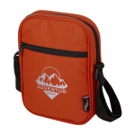 Wasserabweisende Umhängetasche aus recyceltem Polyester mit Taschen Ansicht mit Transferdruck