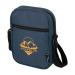 Wasserabweisende Umhängetasche aus recyceltem Polyester mit Taschen Ansicht mit Transferdruck