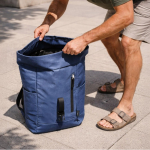 Rolltop-Rucksack aus Polyester mit vertikalem Reißverschluss farbe marineblau vierte Ansicht