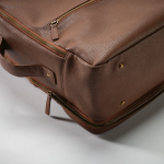 Erweiterbarer Rucksack aus recyceltem Leder für 17-Zoll-Laptops farbe dunkelbraun Detailansicht