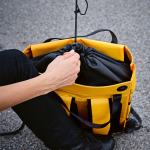 Wasserfester Rucksack aus recycelten Materialien mit Magnetverschluss für 17-Zoll-Laptops farbe dunkelgelb zweite Ansicht der Umgebung
