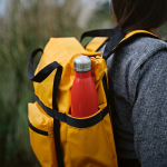 Wasserfester Rucksack aus recycelten Materialien mit Magnetverschluss für 17-Zoll-Laptops farbe dunkelgelb Ansicht der Umgebung