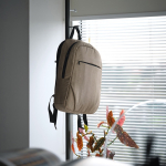 Rucksack aus 300D RPET mit Frontfach mit Reißverschluss, 15,6”,18 L farbe camel Ansicht der Umgebung