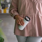 Reisebecher aus recyceltem Edelstahl mit Doppelwand, 340 ml farbe weiß Ansicht der Umgebung