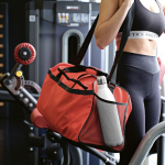 Wasserdichte Sporttasche aus recyceltem Kunststoff mit verstecktem Fach, 50 l farbe rot Ansicht der Umgebung