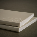 A5-Notizbuch aus Steinpapier mit wasserfesten Blankoseiten farbe beige Ansicht der Umgebung