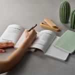 A5-Notizbuch aus Zitronengras mit Softcover und gepunkteten Seiten farbe hellgrün Ansicht der Umgebung