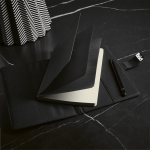 A5-Notizbuch mit Blankoseiten in einer Hülle aus recyceltem Kunststoff mit Zahlenschloss farbe schwarz zweite Ansicht der Umgebung