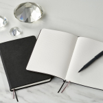 A5-Notizbuch mit Hardcover aus recyceltem Kunstleder und zwei Innentaschen farbe schwarz Ansicht der Umgebung