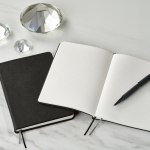 A5-Notizbuch mit Softcover aus recyceltem Kunstleder und gepunkteten Seiten farbe schwarz zweite Ansicht der Umgebung
