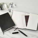 A5-Notizbuch mit Softcover aus recyceltem Kunstleder und gepunkteten Seiten farbe schwarz Ansicht der Umgebung