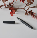 Kugelschreiber aus recyceltem Edelstahl mit lackierter Oberfläche und schwarzer Tinte farbe schwarz Ansicht der Umgebung