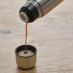 Thermoflasche aus recyceltem Edelstahl mit Doppelwand 500 ml Ansicht der Umgebung