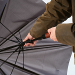 Windfester Golf-Regenschirm mit automatischer Öffnung, Ø 146 cm farbe dunkelgrau Ansicht der Umgebung