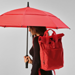 Schirm gegen Sturm aus recyceltem Kunststoff mit geradem Griff, Ø 100 cm farbe rot dritte Ansicht der Umgebung
