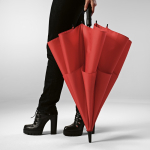 Schirm gegen Sturm aus recyceltem Kunststoff mit geradem Griff, Ø 100 cm farbe rot vierte Ansicht der Umgebung