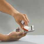 Rechteckiges Reinigungsspray für Handys mit Mikrofasertuch farbe rot sechste Ansicht