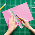 Mehrzweck-Kunststofflineal mit geprägter Skala, 20 cm