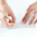 Mehrzweck-Kunststofflineal mit geprägter Skala, 20 cm