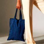 Samtige Polyester-Tasche mit langen Henkeln farbe marineblau Detailbild